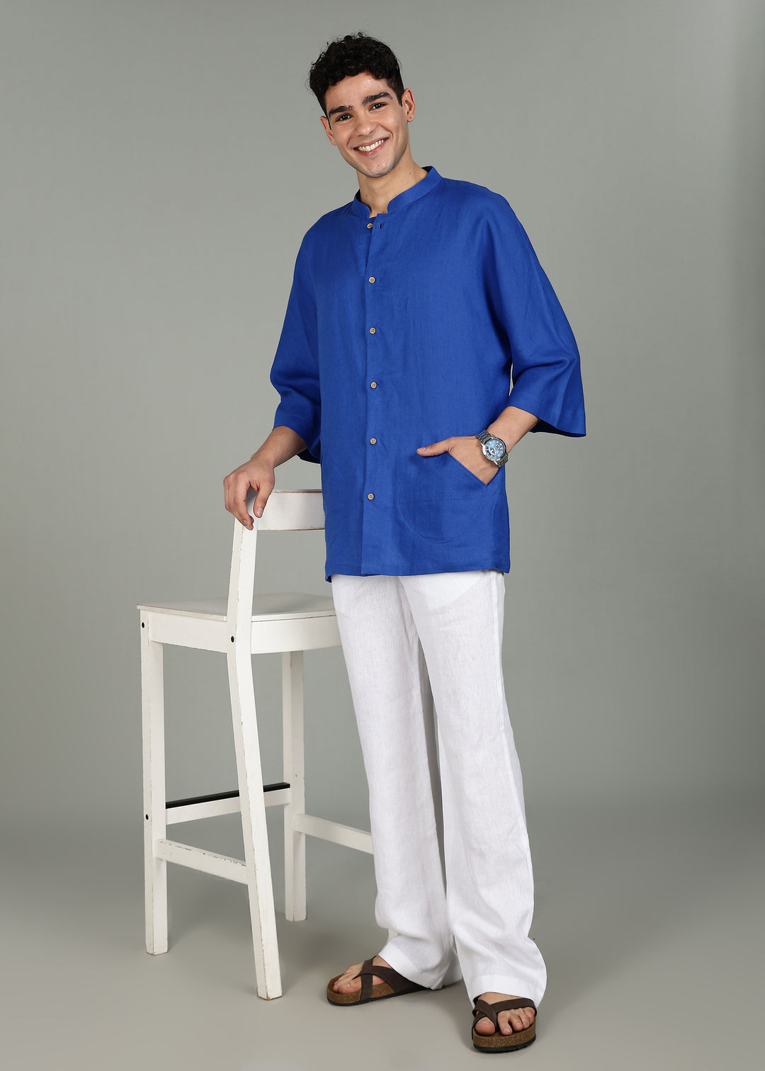 Man wearing a 100% pure linen egyptian blue short kurta in 60 LEA with a gray background