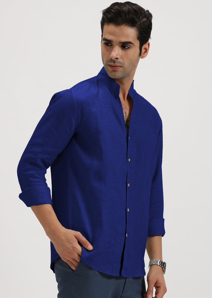 Man wearing a 100% pure linen egyptian blue shirt on a gray background