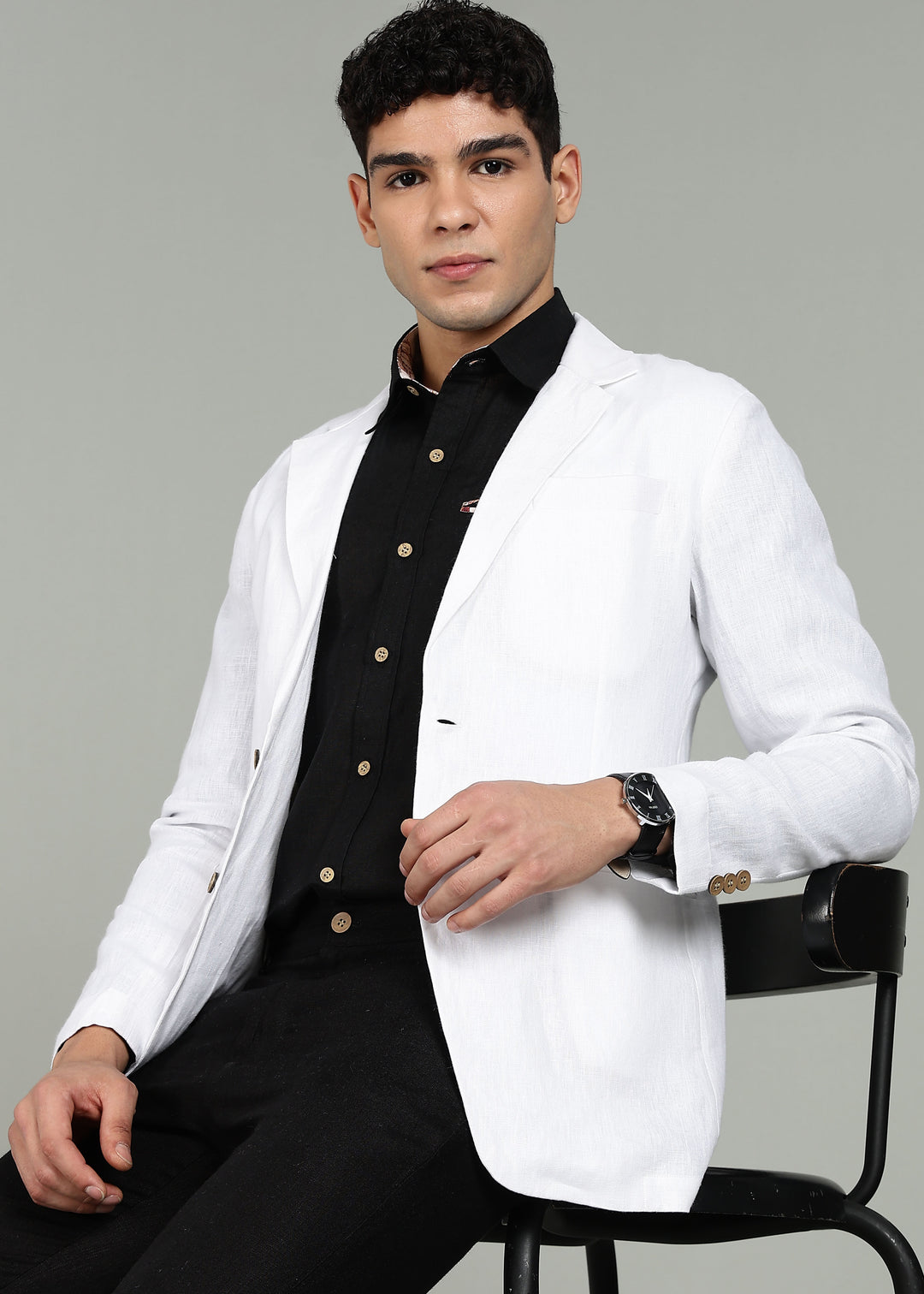 Man wearing a 100% pure linen white Jacket in 25 LEA over a black shirt on a gray background