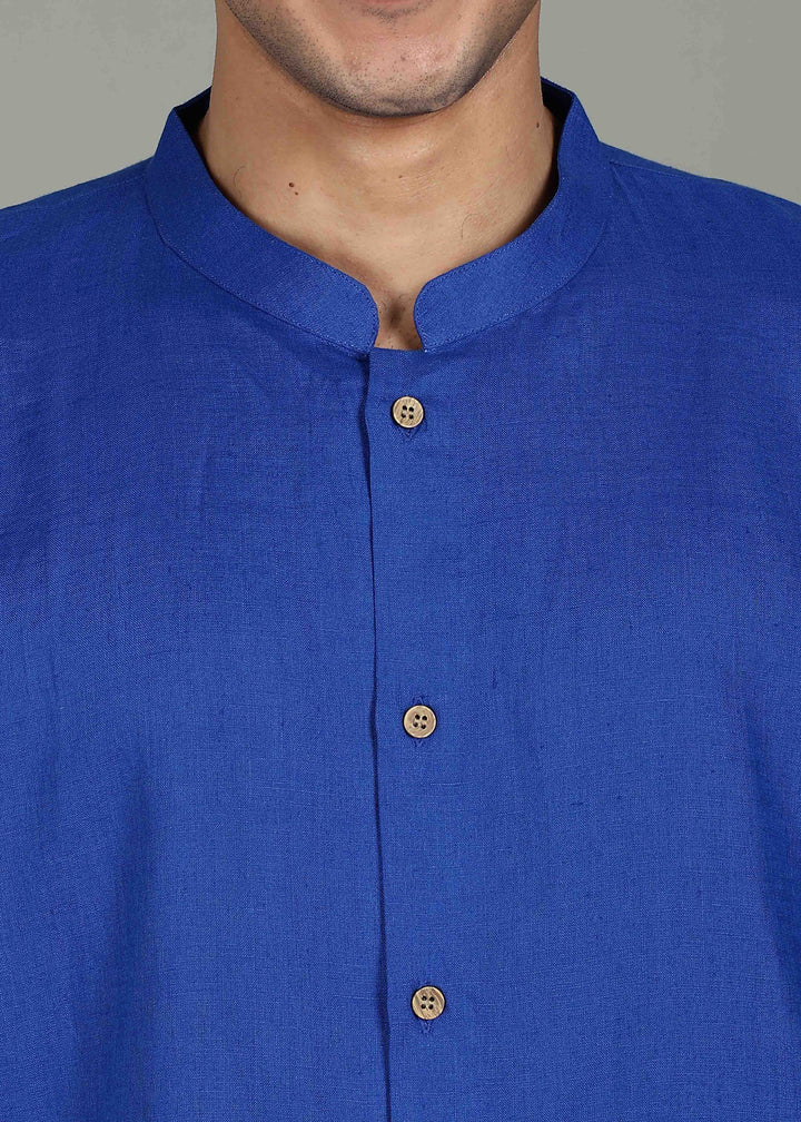Man wearing a 100% pure linen egyptian blue short kurta in 60 LEA with a gray background
