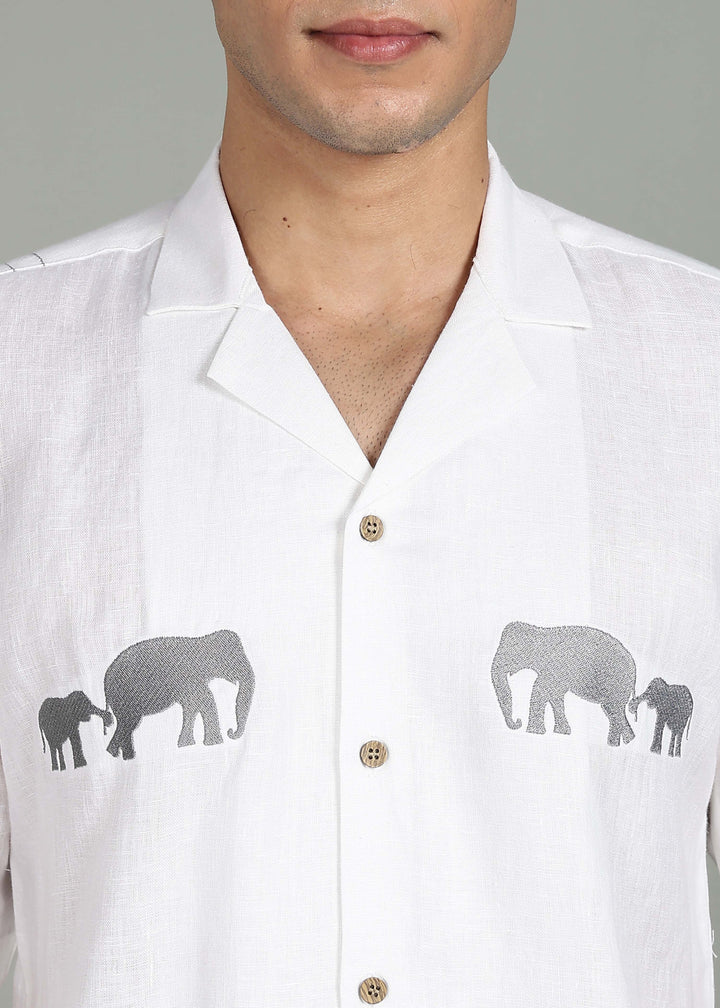 Man wearing a 100% pure linen white shirt in 44 LEA with elephant embroidery on a gray background