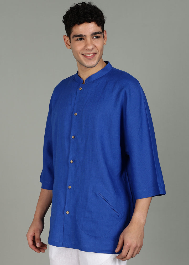 Man wearing a 100% pure linen egyptian blue short kurta in 60 LEA with a gray background