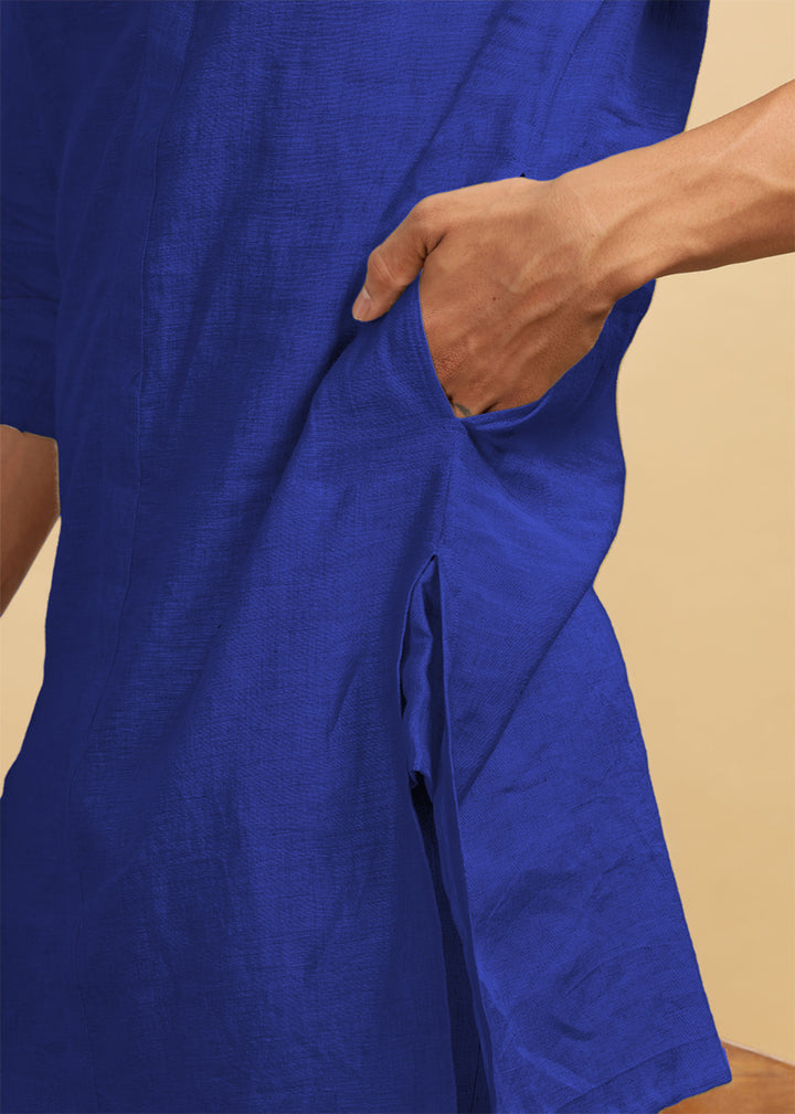 Person wearing a 100% pure linen egyptian blue kurta with a beige background