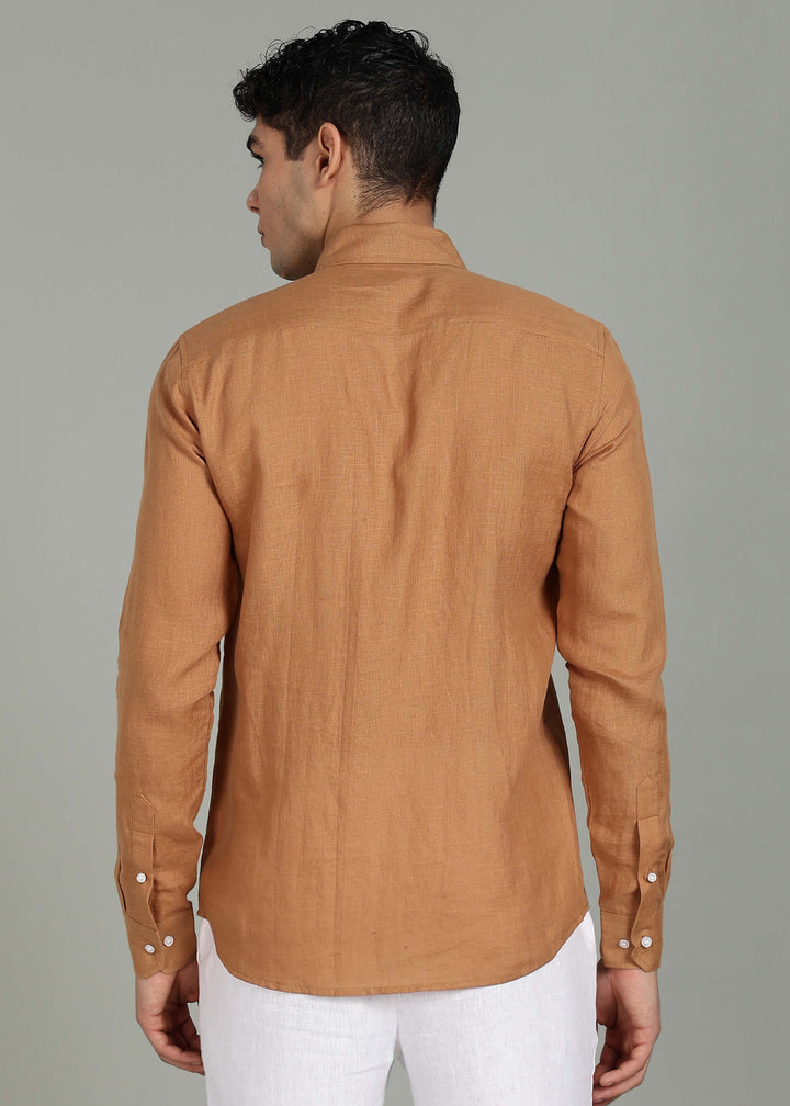 Man wearing a 100% pure linen mustard brown shirt in 60 LEA on a gray background