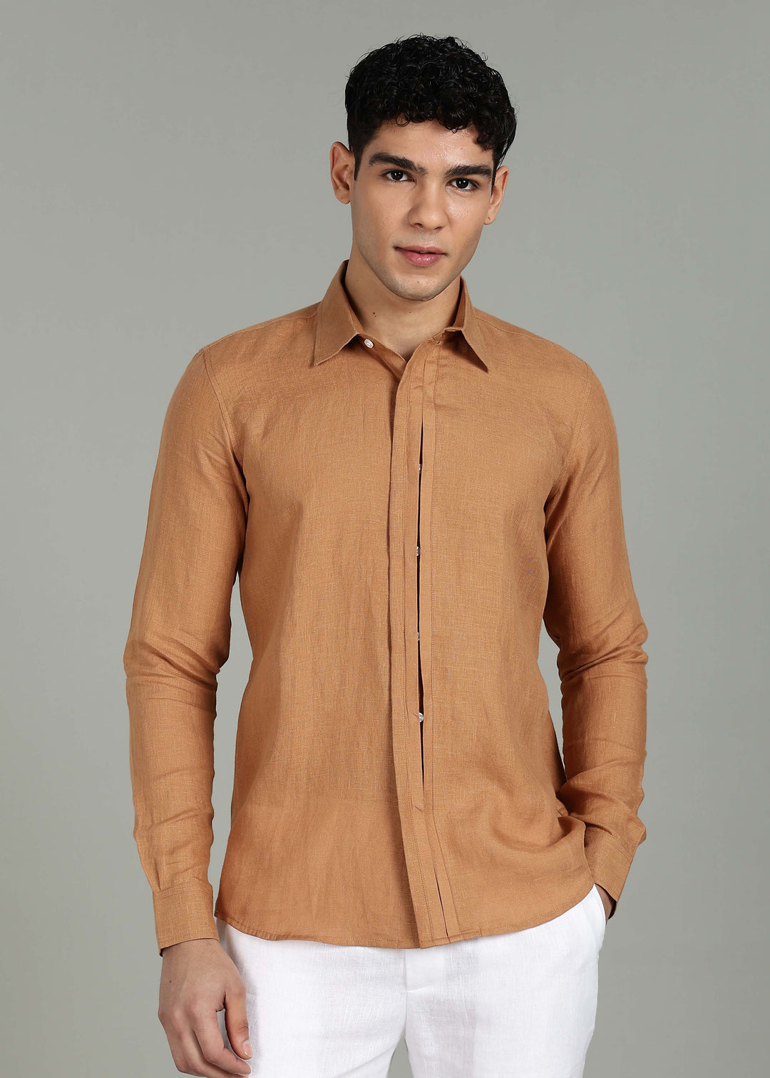 Man wearing a 100% pure linen mustard brown shirt in 60 LEA on a gray background