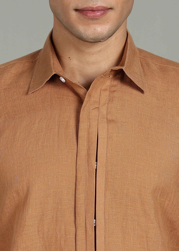 Man wearing a 100% pure linen mustard brown shirt in 60 LEA on a gray background