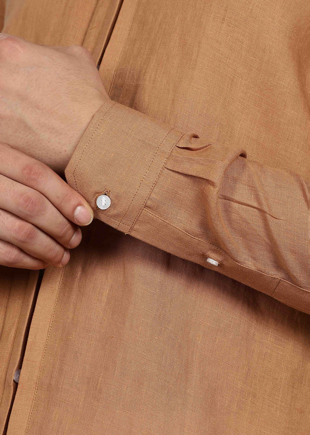Man wearing a 100% pure linen mustard brown shirt in 60 LEA on a gray background