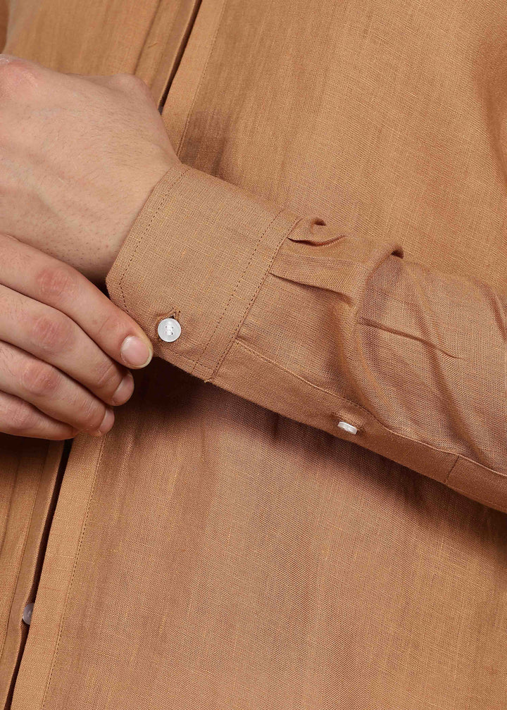 Man wearing a 100% pure linen mustard brown shirt in 60 LEA on a gray background