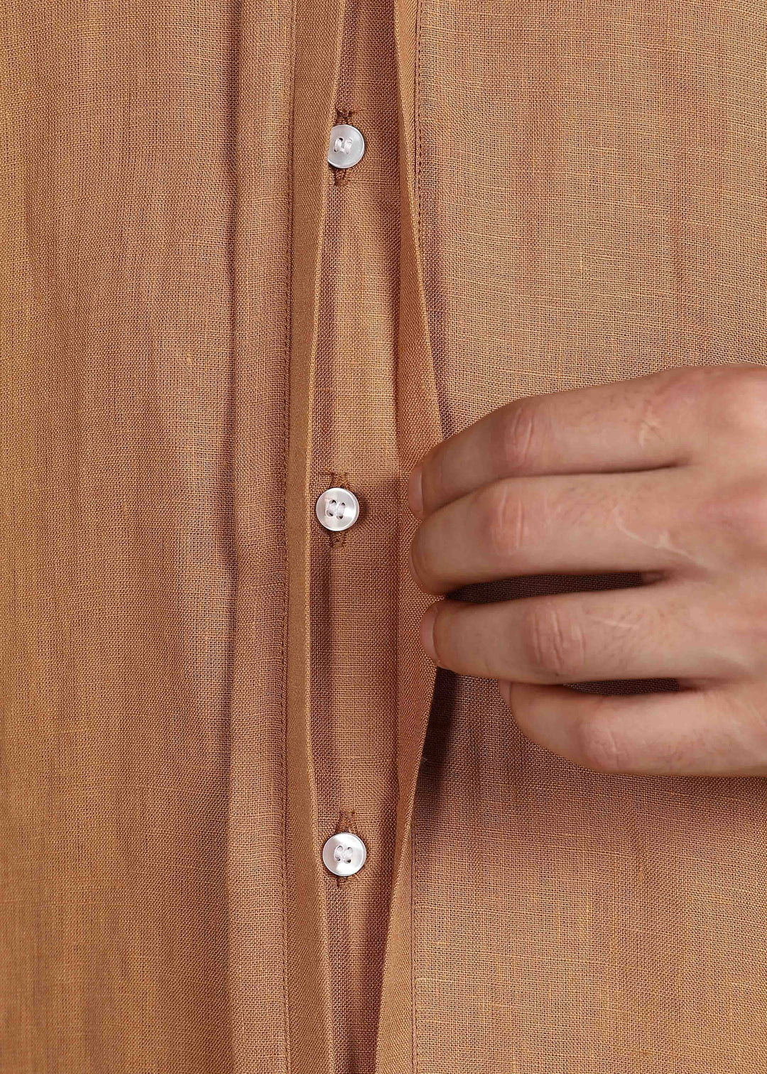 Man wearing a 100% pure linen mustard brown shirt in 60 LEA on a gray background