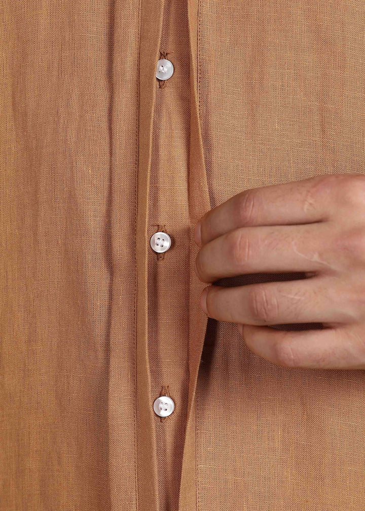 Man wearing a 100% pure linen mustard brown shirt in 60 LEA on a gray background