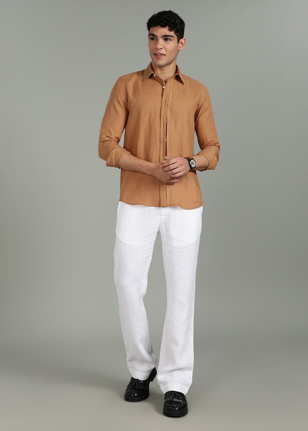 Man wearing a 100% pure linen mustard brown shirt in 60 LEA on a gray background