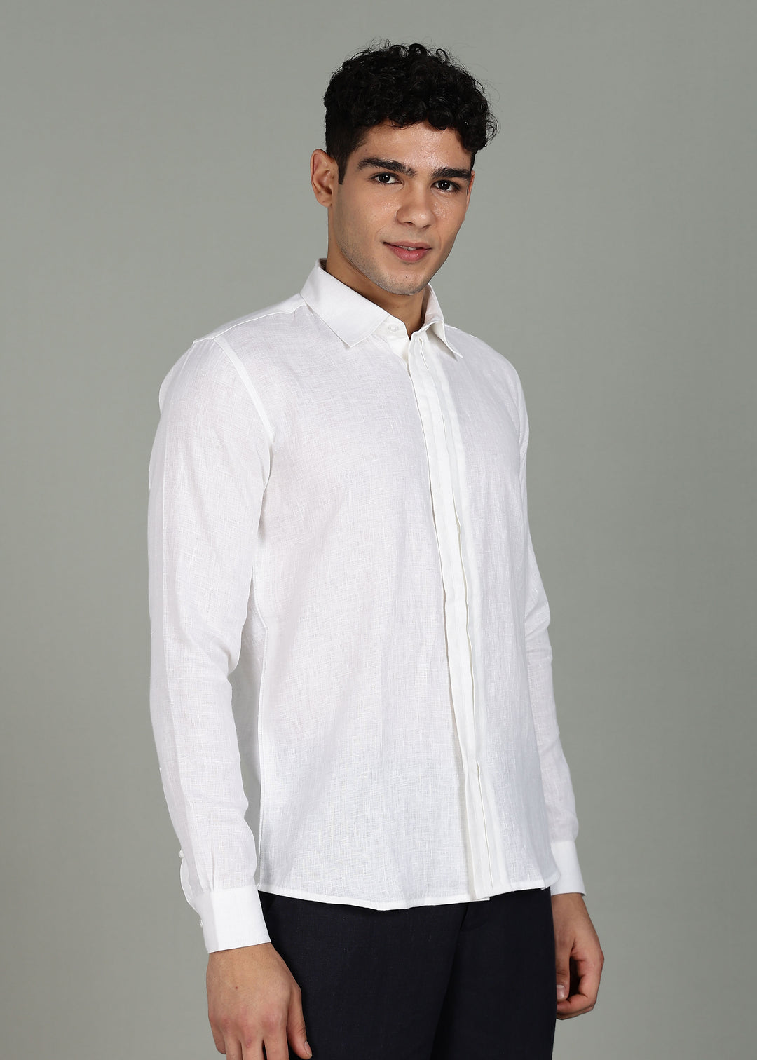 Man wearing a 100% pure linen white full sleeve shirt in 44 LEA on a gray background