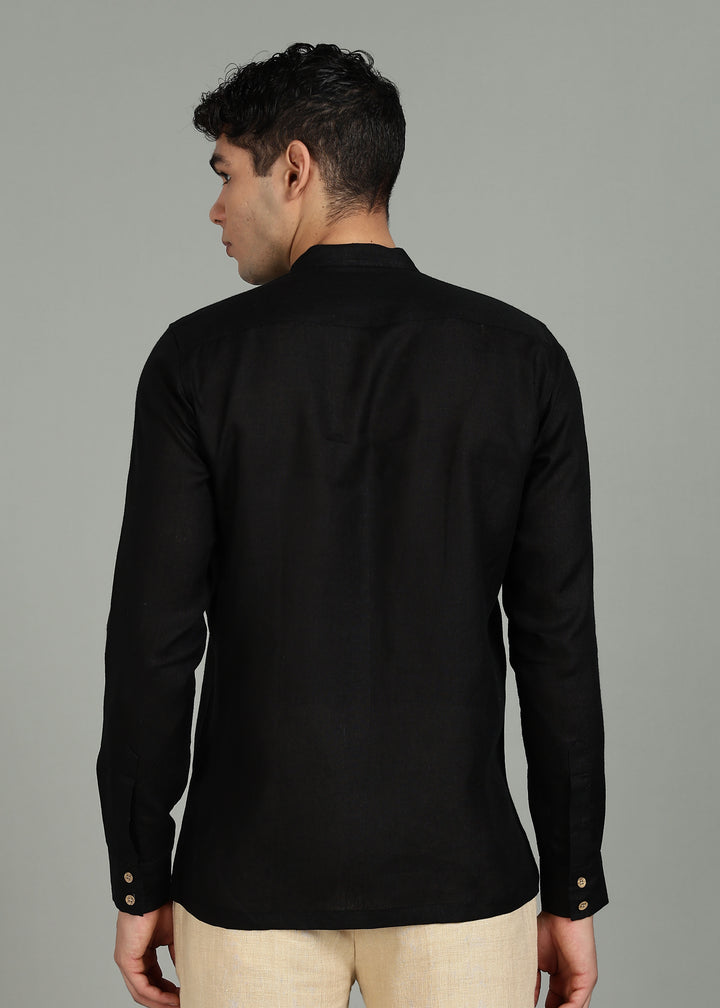 Man wearing a 100% pure linen black full sleeve shirt in 60 LEA against a gray background