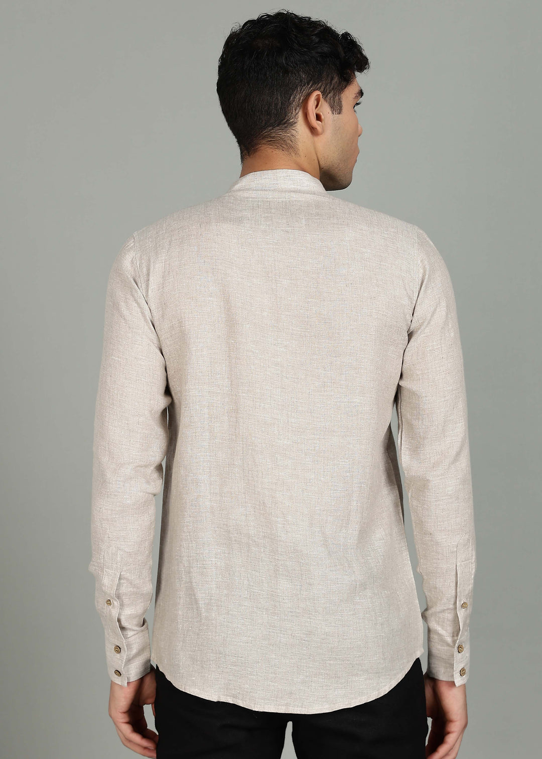 Man wearing a 100% pure linen ecru full sleeve shirt in 60 LEA against a gray background