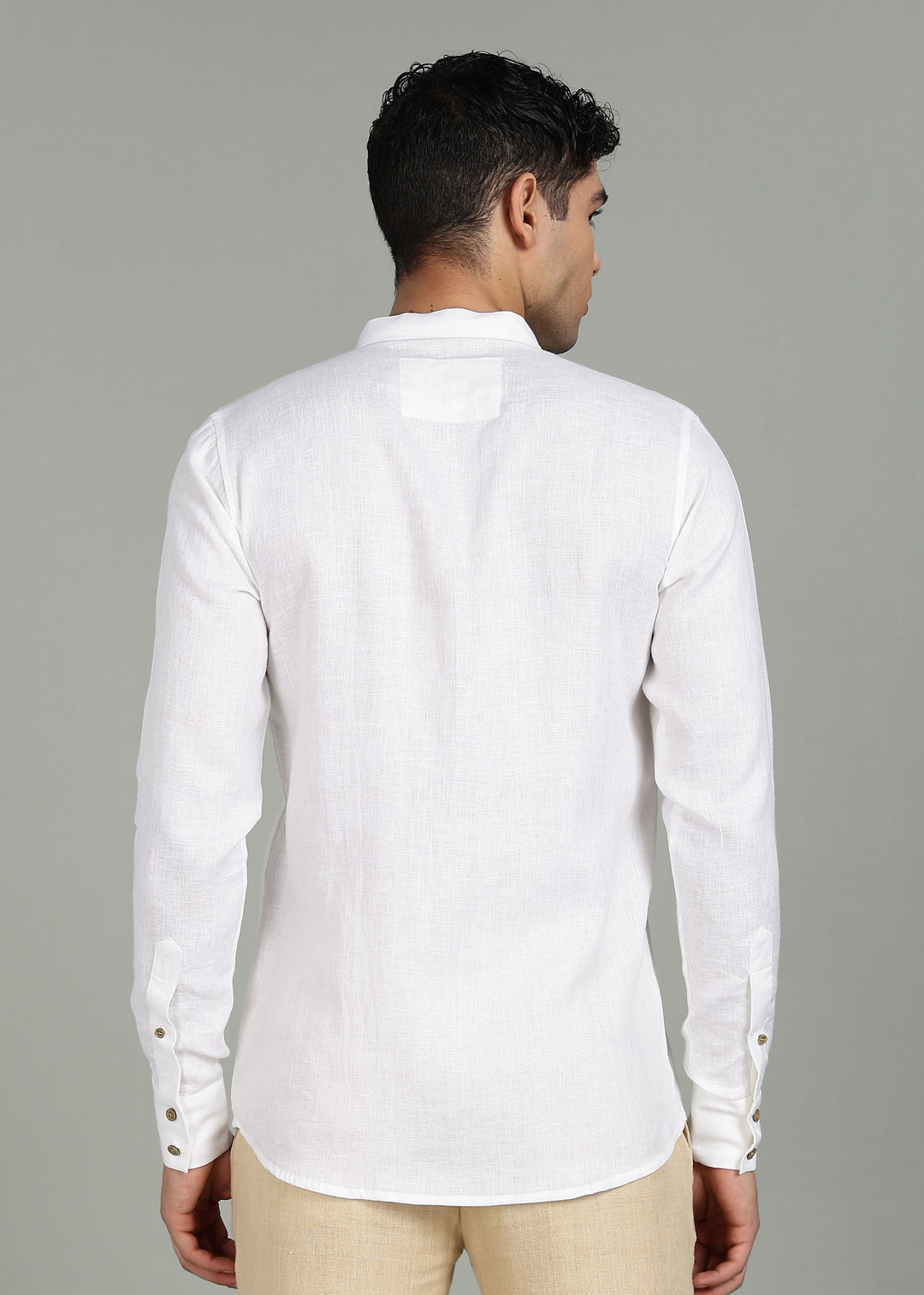 Man wearing a 100% pure linen white full sleeve shirt in 44 LEA on a gray background
