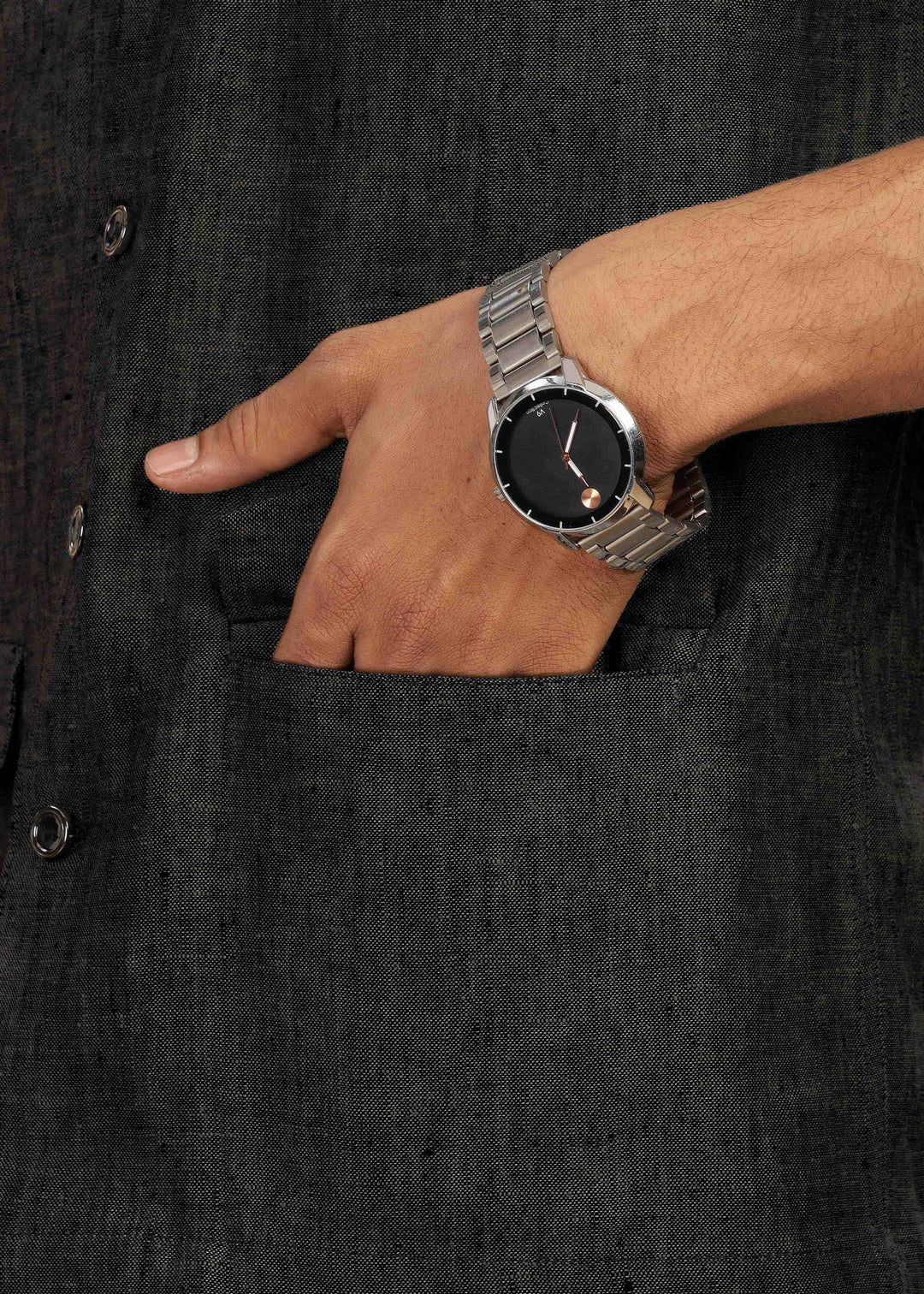 Man wearing a 100% pure linen black jacket in 25 LEA and sunglasses on a beige background