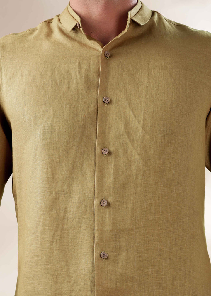 A man wearing a 100% pure linen 60 LEA sunburst yellow mandarin collar half sleeve shirt