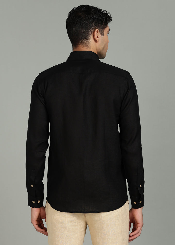 Man wearing a 100% pure linen black shirt with a subtle pattern in 60 LEA on a gray background