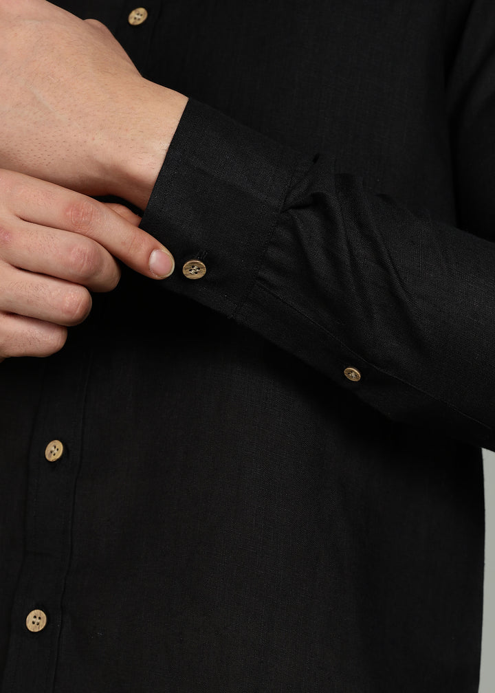 Man wearing a 100% pure linen black shirt with a subtle pattern in 60 LEA on a gray background