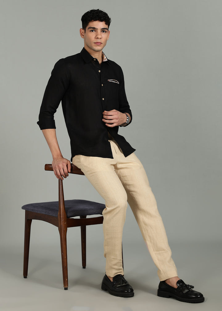 Man wearing a 100% pure linen black shirt with a subtle pattern in 60 LEA on a gray background