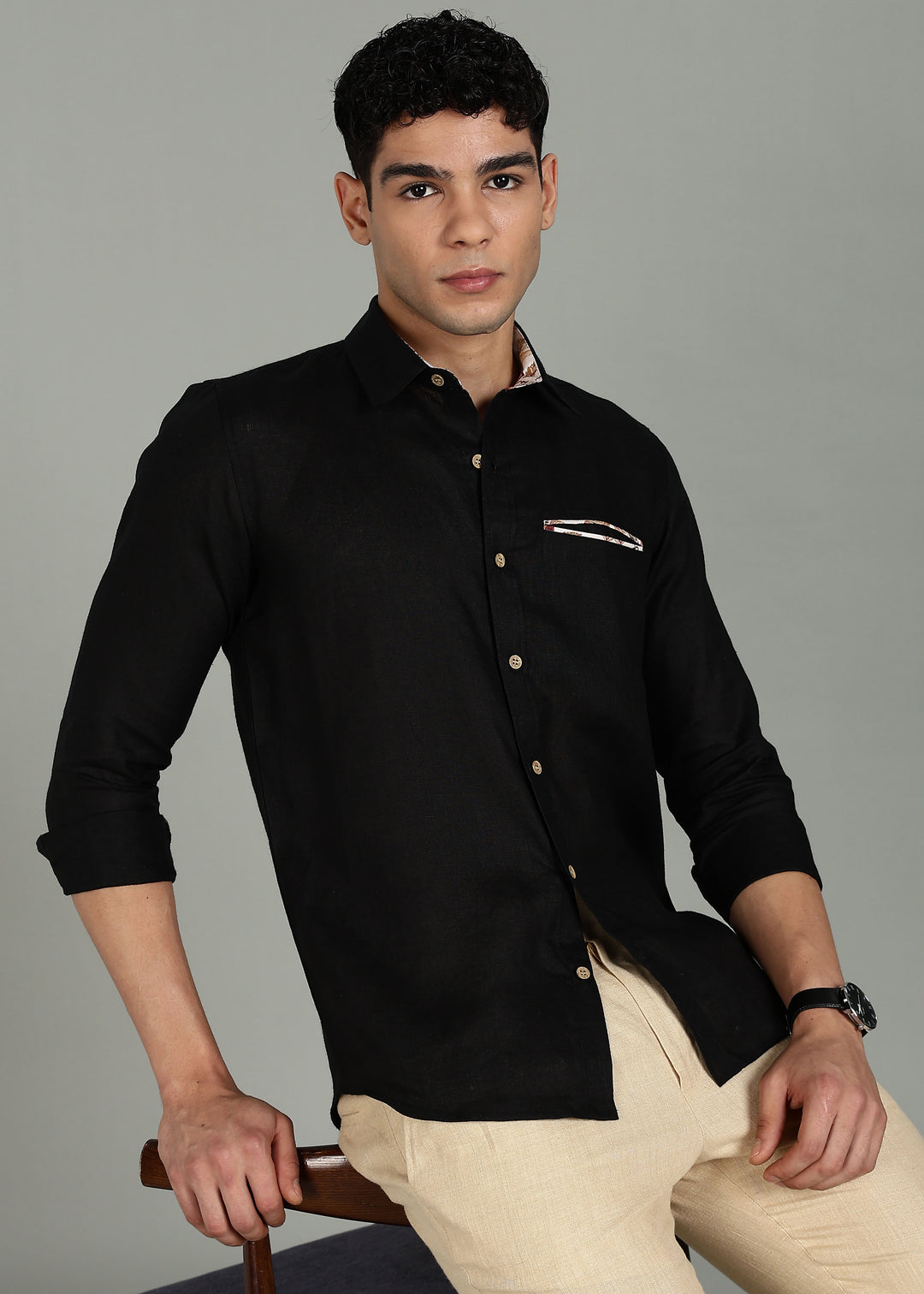 Man wearing a 100% pure linen black shirt with a subtle pattern in 60 LEA on a gray background