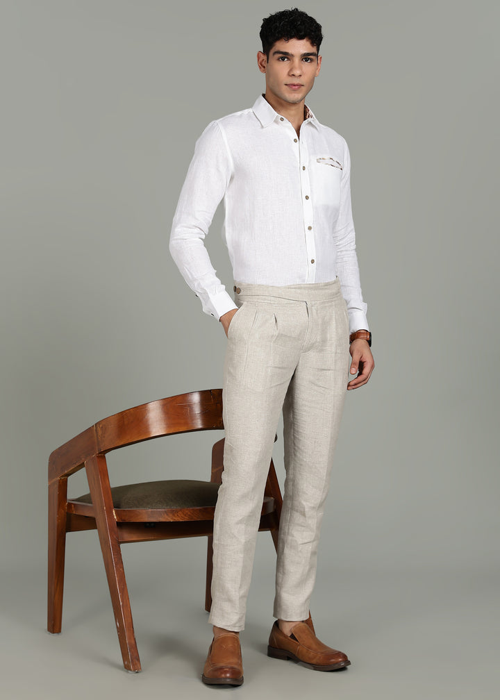 Man wearing a 100% pure linen white shirt with a subtle pattern in 44 LEA on a gray background