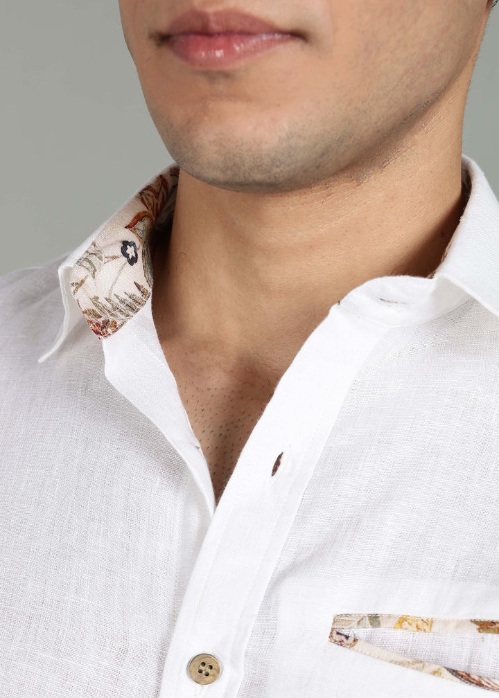 Man wearing a 100% pure linen white shirt with a subtle pattern in 44 LEA on a gray background