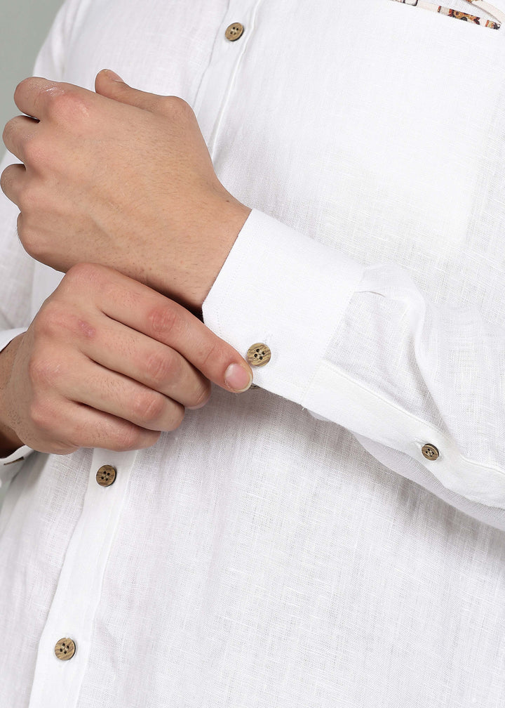 Man wearing a 100% pure linen white shirt with a subtle pattern in 44 LEA on a gray background