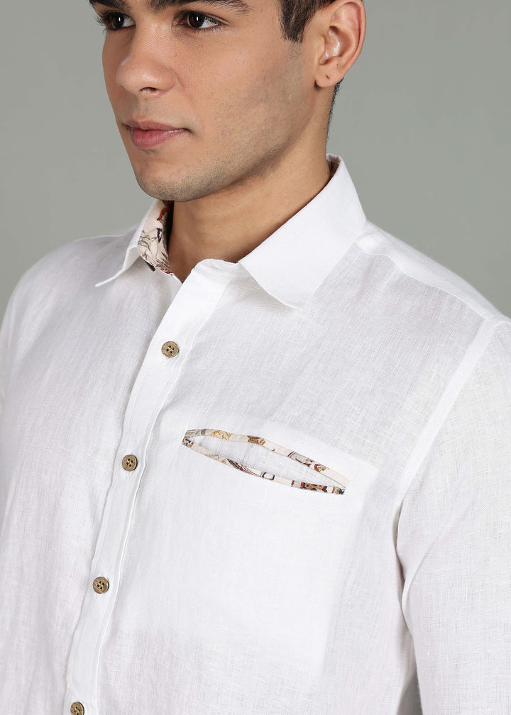 Man wearing a 100% pure linen white shirt with a subtle pattern in 44 LEA on a gray background