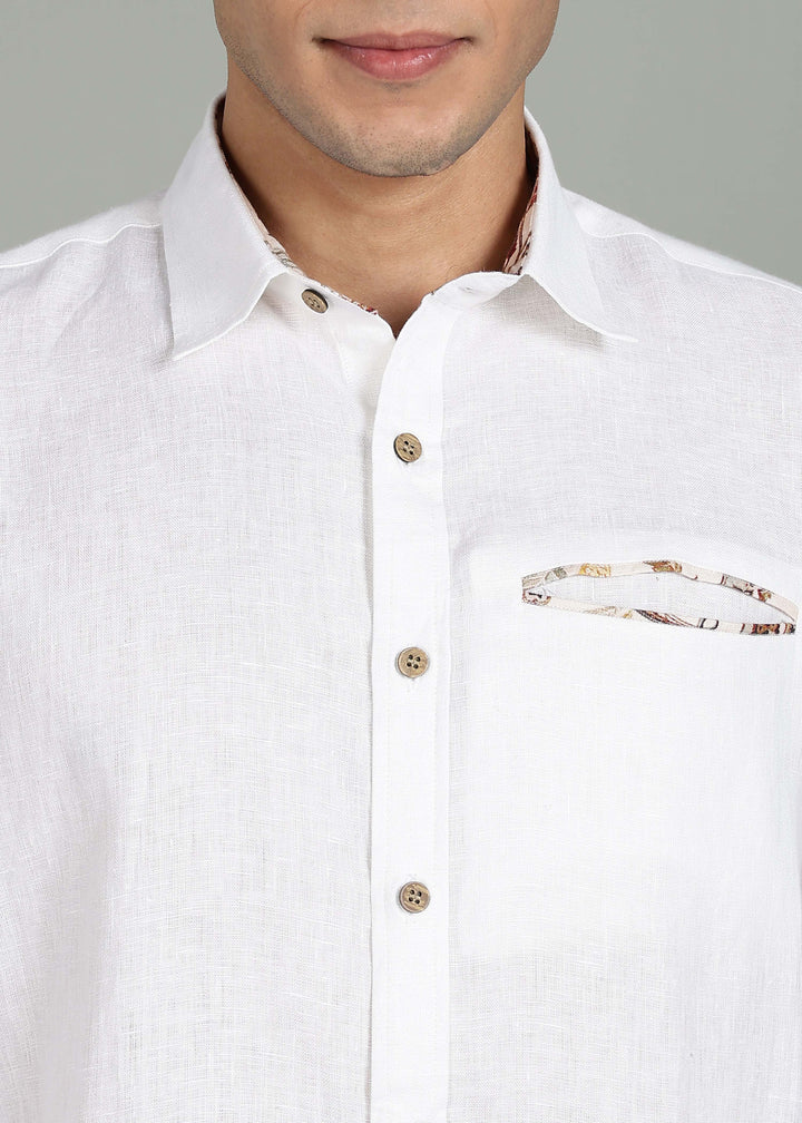 Man wearing a 100% pure linen white shirt with a subtle pattern in 44 LEA on a gray background