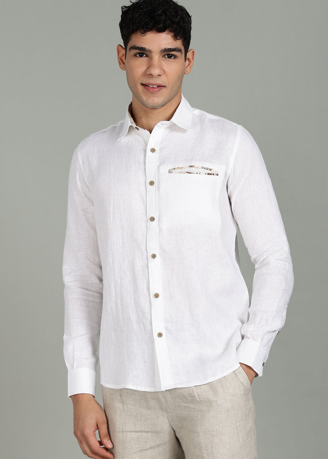 Man wearing a 100% pure linen white shirt with a subtle pattern in 44 LEA on a gray background