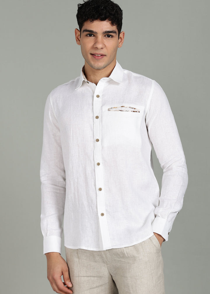 Man wearing a 100% pure linen white shirt with a subtle pattern in 44 LEA on a gray background