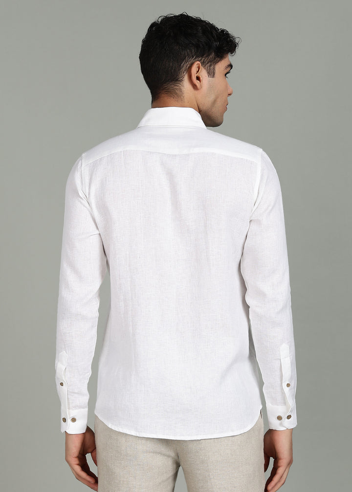 Man wearing a 100% pure linen white shirt with a subtle pattern in 44 LEA on a gray background