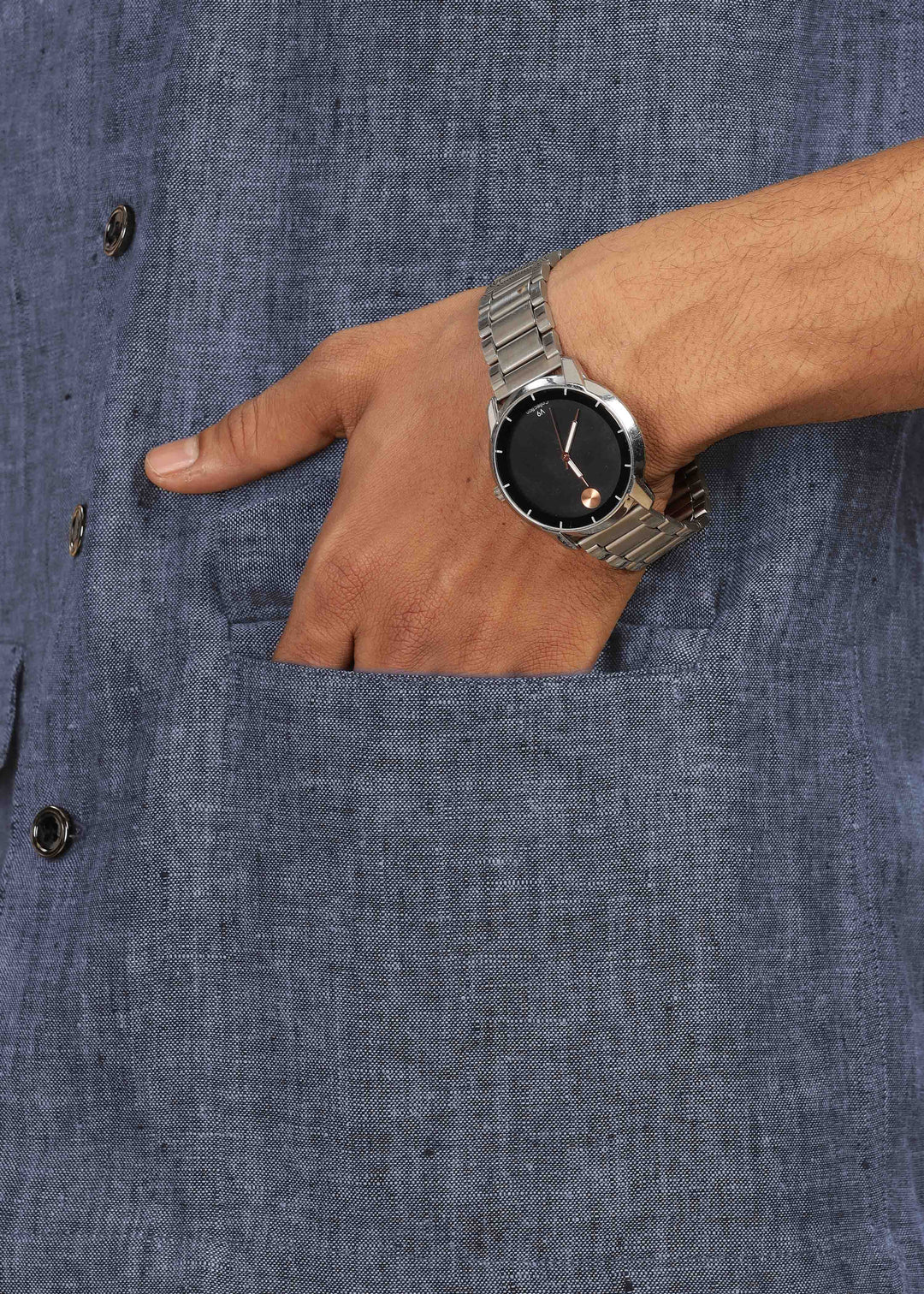 Man wearing a 100% pure linen dark blue grey jacket in 25 LEA and sunglasses on a beige background