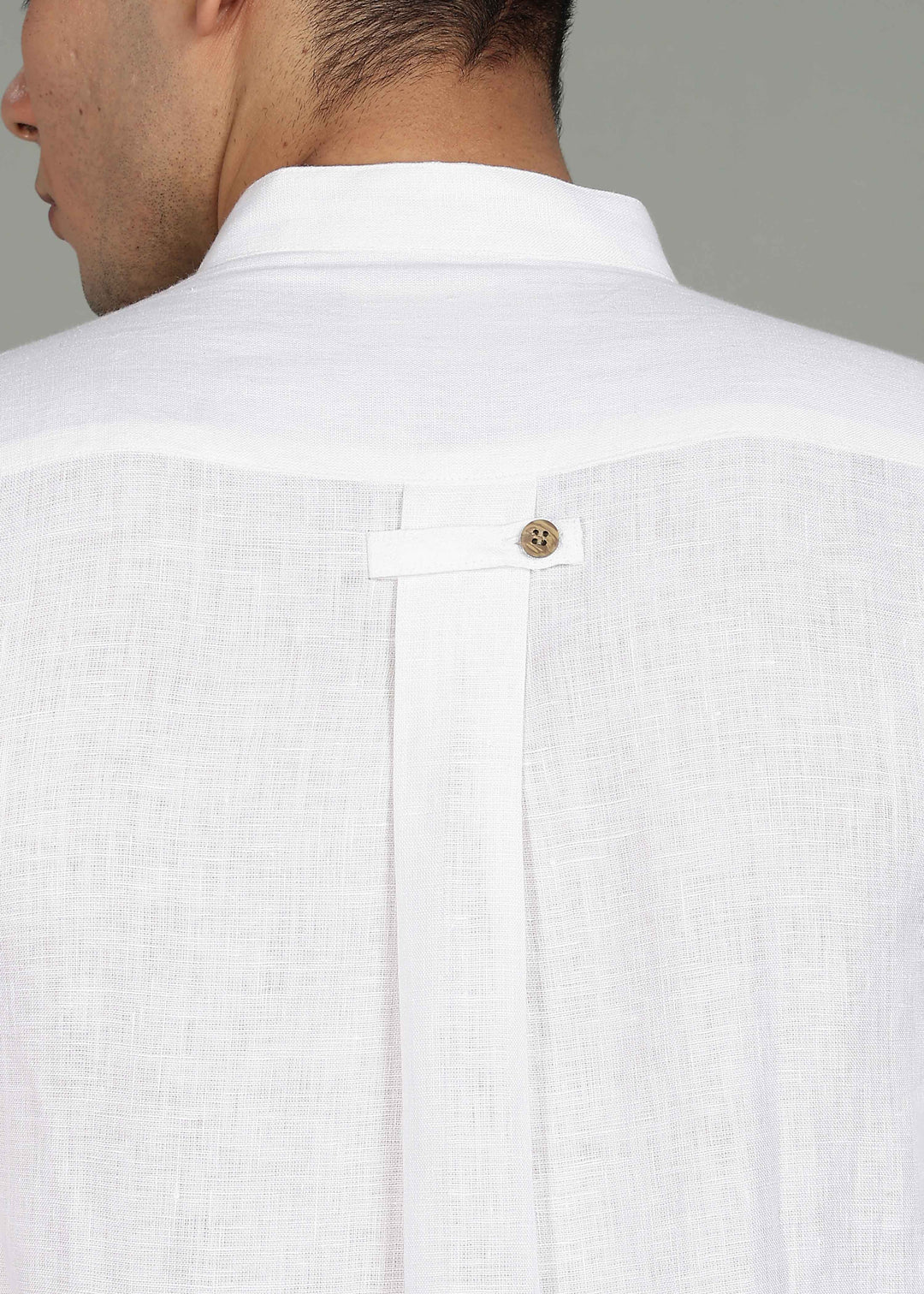 Man wearing a 100% pure linen white full sleeve shirt in 44 LEA with a gray background
