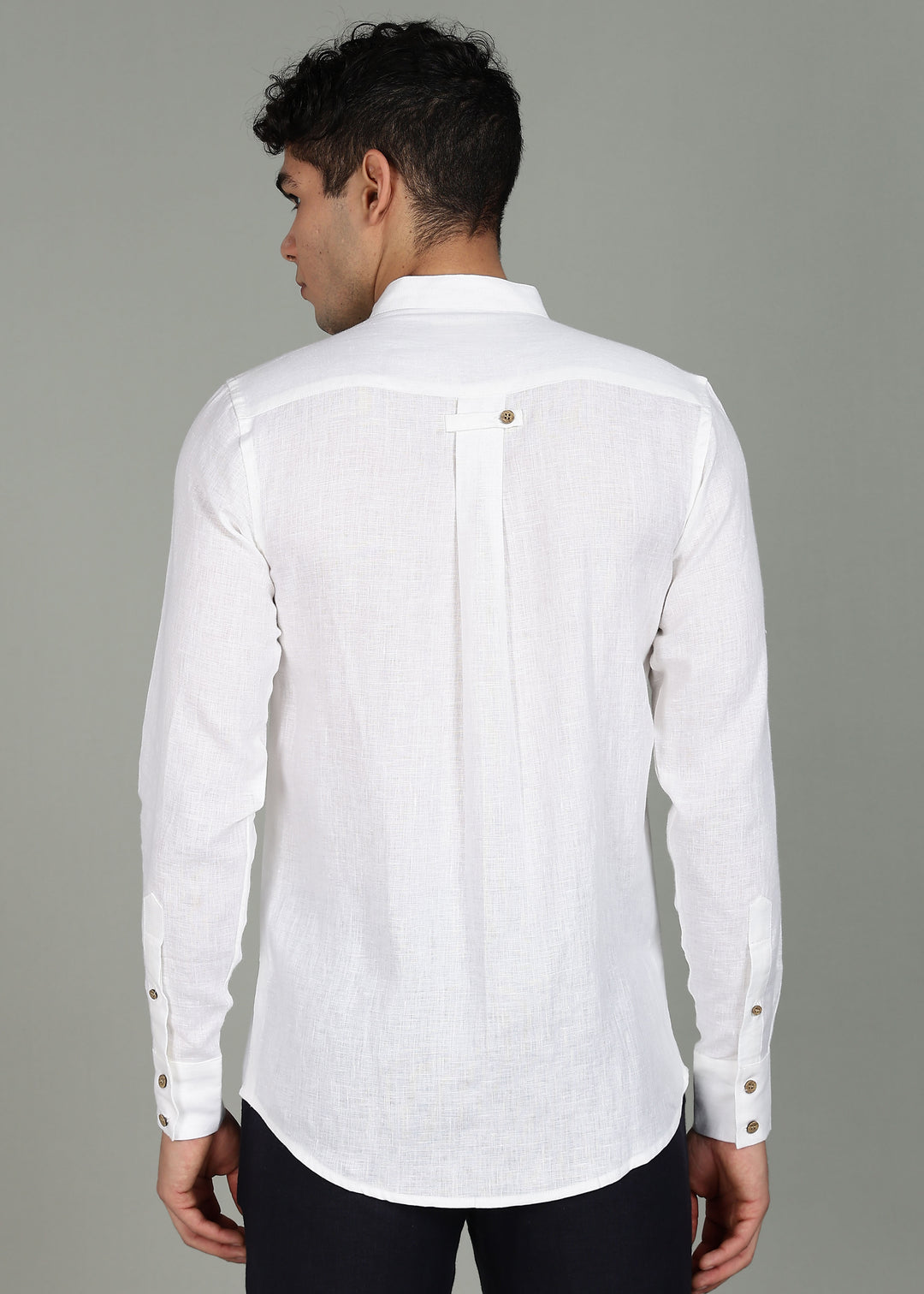 Man wearing a 100% pure linen white full sleeve shirt in 44 LEA with a gray background