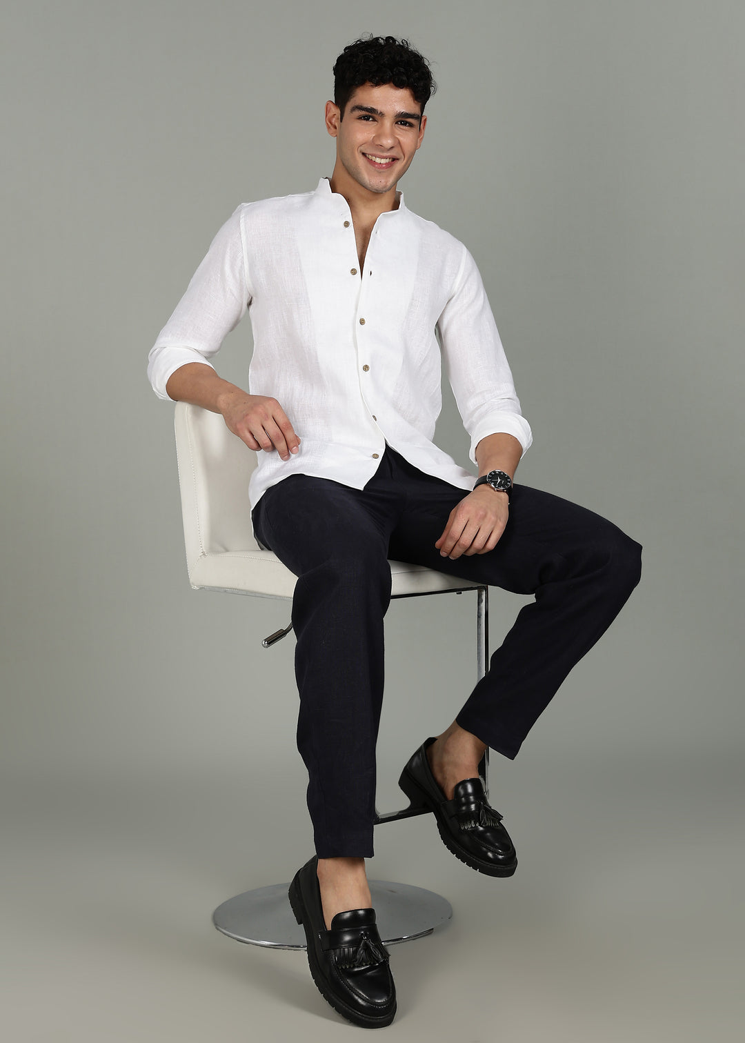 Man wearing a 100% pure linen white full sleeve shirt in 44 LEA with a gray background